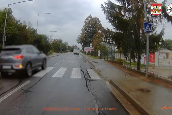 Řidič ve Svatobořicích-Mistříně předjel autobus před přechodem. Ohrozil nezletilou dívku