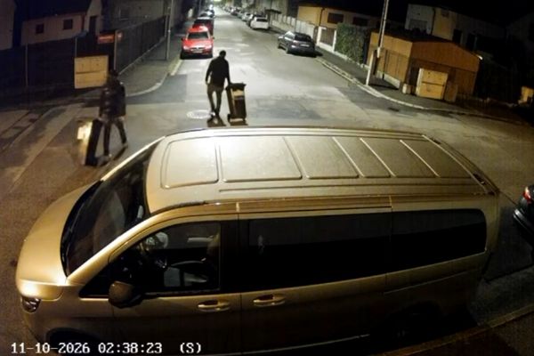 Policie pátrá po dvojici zachycené kamerou v Nemanicích. Prověřuje krádež popelnic i poškození auta