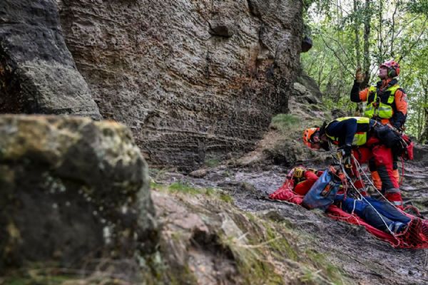 Atestace v Deštném prověřují nové záchranáře Horské služby při náročných zásazích