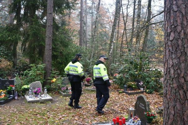 Hradec Králové prodloužil otevírací dobu hřbitovů. Strážníci posilují dohled před Dušičkami