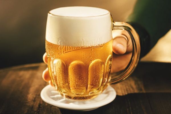 Pilsner Urquell slaví 184 let. Do hospod se vrací oblíbený nefiltrovaný ležák Nefiltr