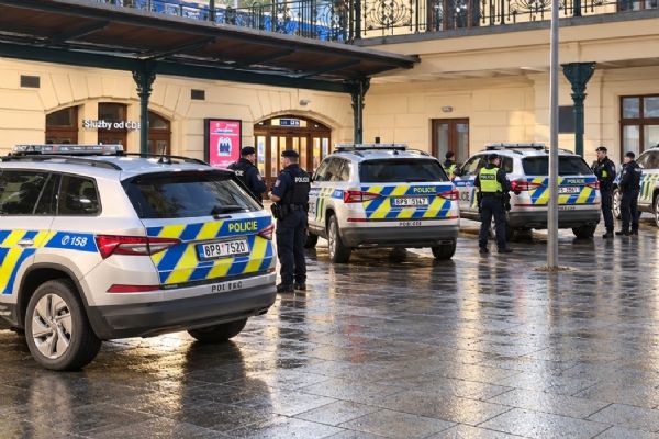 Krvavý útok před plzeňským nádražím! Muž pobodal druhého, policie vyšetřuje pokus vraždy