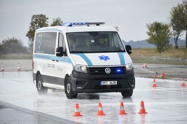 Řidiči sanitek z Domažlic trénovali jízdu v dešti. Měsíčně najezdí 50 tisíc kilometrů