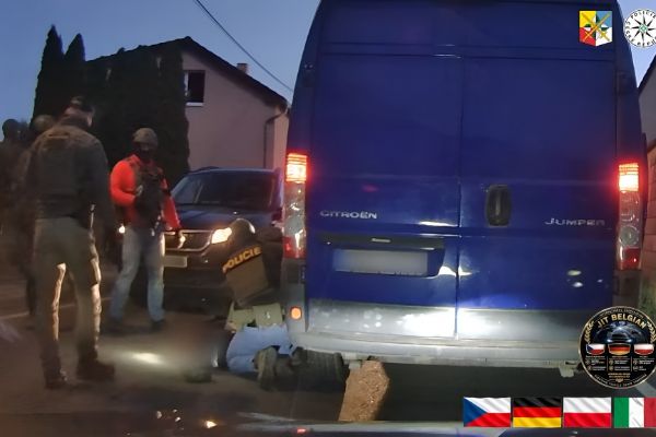 Středočeští kriminalisté pomohli rozkrýt mezinárodní gang zlodějů aut. Škoda přesáhla 37 milionů korun