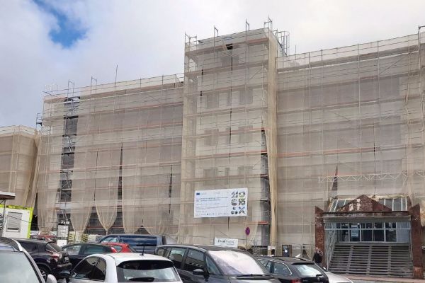 Pelhřimov spouští fotovoltaiku na městském úřadu. Rekonstrukce má snížit energetickou náročnost budovy