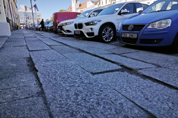 Domažlice opraví chodník na náměstí Míru, velkoplošná dlažba se bude přeskládávat