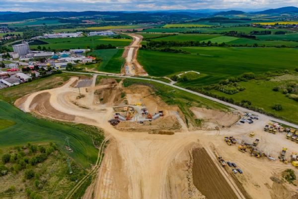 Obchvat Přeštic nabírá další zpoždění. Archeologické nálezy odsouvají otevření až na konec roku 2027