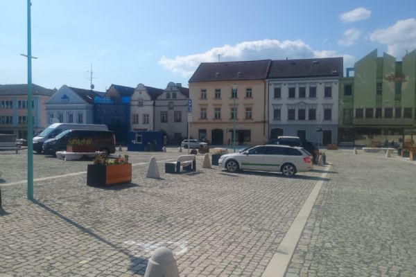 Tachov mění pravidla parkování v centru. U Mže jsou nově dvě hodiny zdarma, SMS platby končí