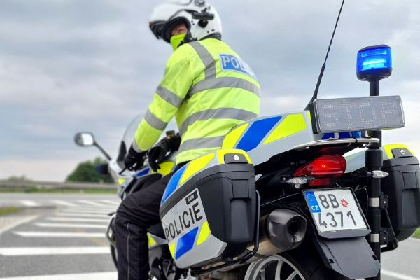 Dva kamiony využily záchranářskou uličku k předjíždění kolony na D1. Zachytil je policejní dron