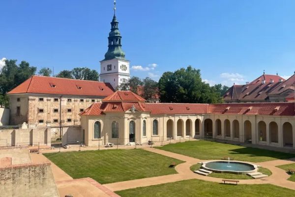 Klášter Plasy má po velké opravě zpět hodinovou věž. Rekonstrukce stála téměř 99 milionů