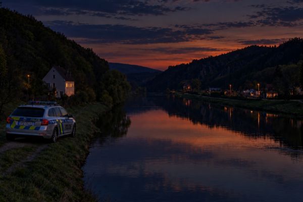 Muž na Rokycansku napadl policistu dřevěnou latí. Soud ho poslal do vazby