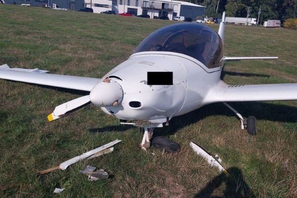 V neděli havarovalo na letišti Hosín malé letadlo. Skončilo mimo přistávací dráhu