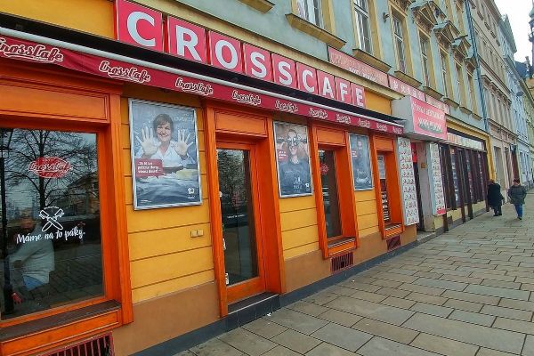 Drama v kavárně v centru Plzně. Žena napadala hosty a hrozila zapálením podniku