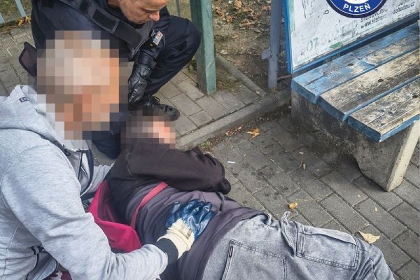 Muž upadl na zastávce v Heyrovského ulici v Plzni. Všímavý kolemjdoucí přivolal pomoc