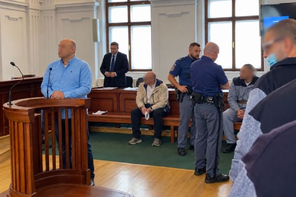 Kauza Pluk začala u krajského soudu v Plzni. Obžaloba viní 21 lidí z výroby a prodeje pervitinu
