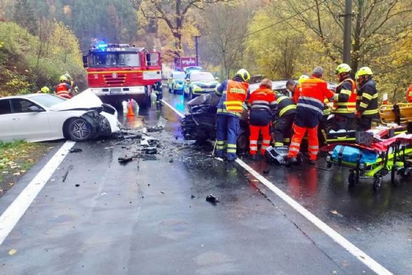 Tragická nehoda na silnici z Plzně do Karlových Varů. Řidič (36) zemřel, žena skončila v nemocnici