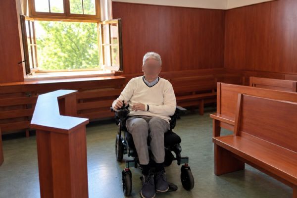 Muž žaluje Domažlickou nemocnici kvůli proleženinám. Soud bude porovnávat znalecké posudky
