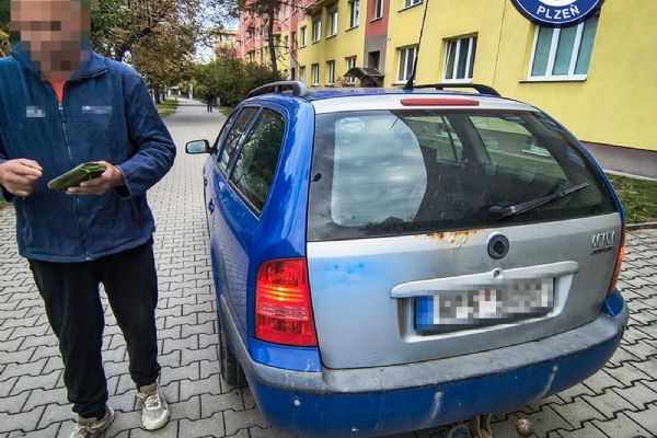 Rozvážel obědy seniorům bez řidičáku. V Plzni ho prozradilo auto na chodníku
