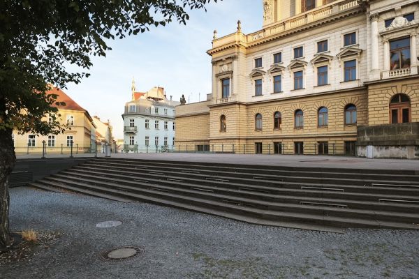 Plzeň opraví severní terasu u Velkého divadla. Lamely nahradí betonová dlažba