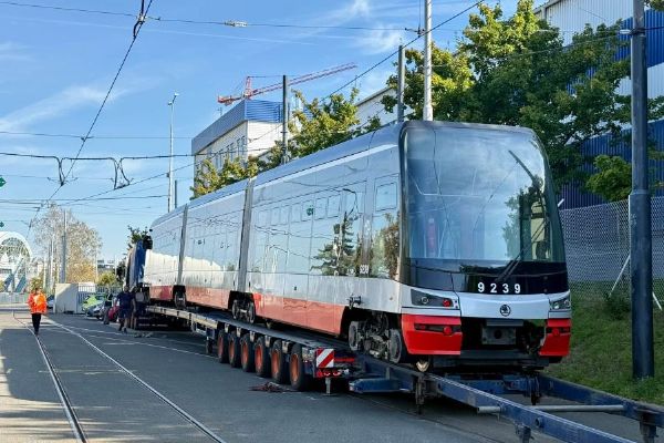 První tramvaj Škoda 15T zamířila do Polska na montáž klimatizace. Klimatizaci dostane 123 vozů