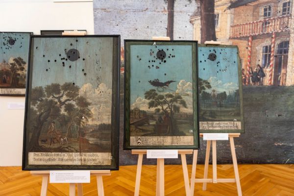 Prostřelené obrazy Plzně. Muzeum vystavuje historické terče měšťanských ostrostřelců