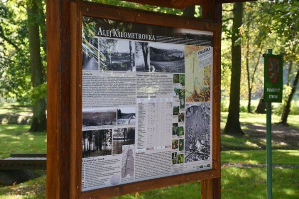 V Kilometrovce v Plzni stojí nové infotabule u obou konců. Připomínají 130letou historii