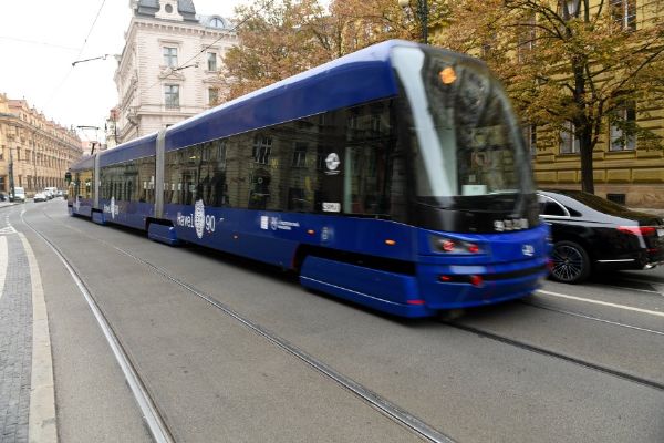 Prahou jezdí tramvaj připomínající 90 let od narození Václava Havla. V ulicích zůstane do konce roku