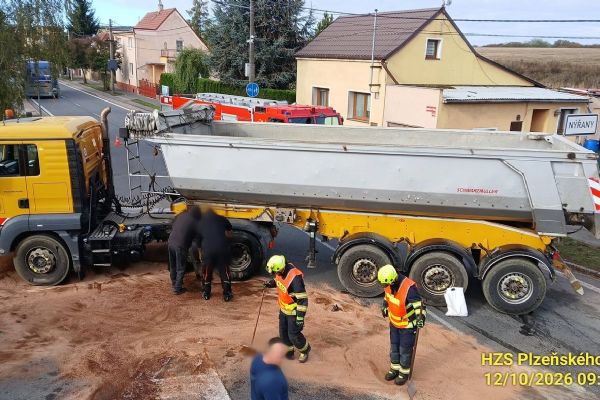 V Nýřanech se srazila tři vozidla. Nákladnímu se utrhla náprava, vytekl hydraulický olej