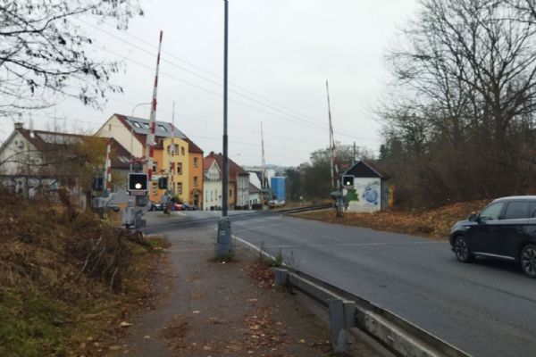 Přejezd v Samaritské ulici v Plzni se na měsíc uzavře. Změní se i trasa autobusu 29