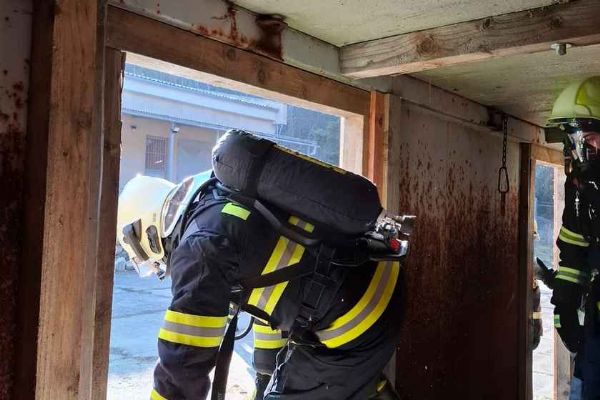 Smutný zásah v Dobřívě. Hasiči našli v domě bývalého kolegu bez známek života