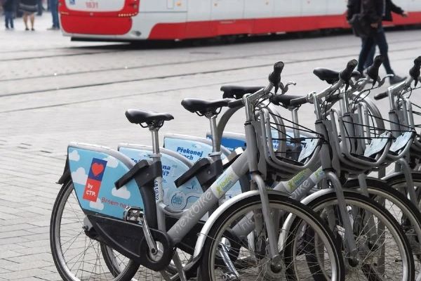 Bezplatné jízdy na sdílených kolech v Brně končí. Letos jich bylo téměř 180 tisíc, od čtvrtka se platí podle ceníků
