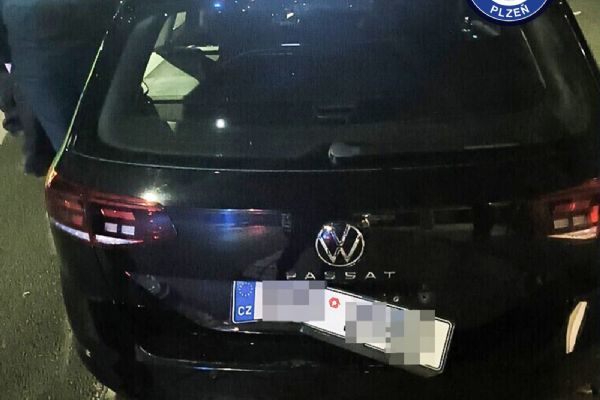 Opilý devatenáctiletý mladík v Doudlevecké v Plzni poškodil SPZ. Musel uklízet střepy