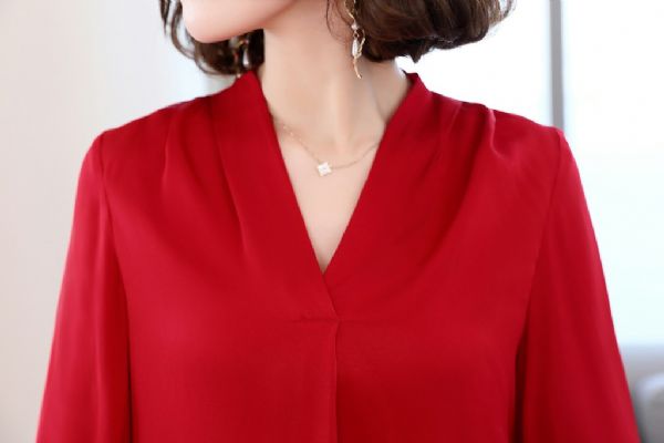 Halenky a tuniky jako základ elegantního každodenního stylu