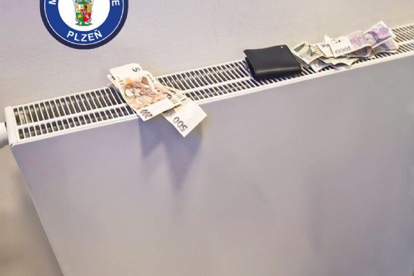 Nejdřív usnul u bankomatu, pak tam peněženku i tisíce korun nechal ležet