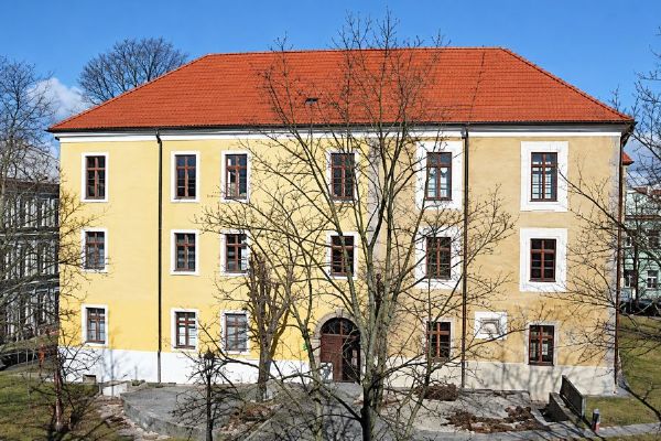 Příbram otevřela Inventuru – Devadesátky Karla Babíčka. Výstava potrvá do 10. ledna 2027