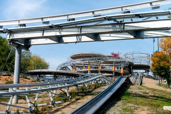 Bobovka na Proseku má druhou dráhu Alpine Coaster 2.0. Kapacita vzrostla na 400 lidí za hodinu