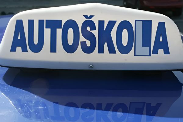Pražští žáci autoškol čekají na závěrečné zkoušky i několik měsíců. Magistrátu chybí šest komisařů