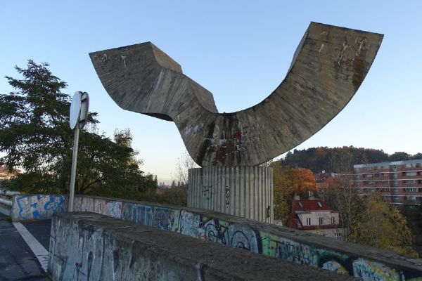 Praha vrátí sochu Rovnováha k Barrandovskému mostu. Obnova se opozdí a prodraží