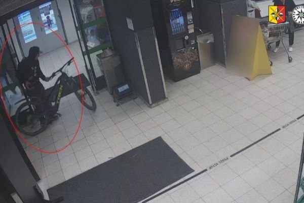 Zastavil se pro pár věcí do obchodu. Po návratu našel místo elektrokola prázdné místo