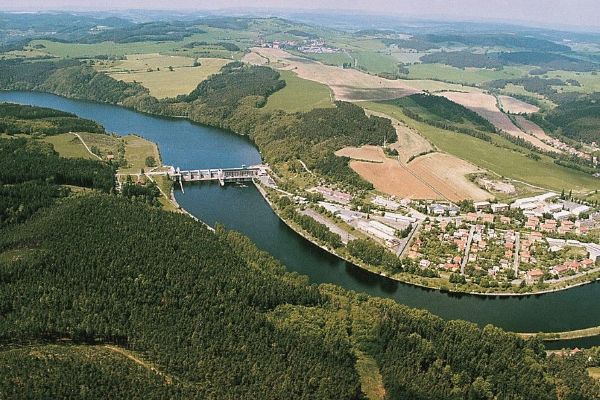 Pokles Vltavy pod Kamýkem odhalil staré jezy a stezky. Hladina ve studnách klesla o dva metry
