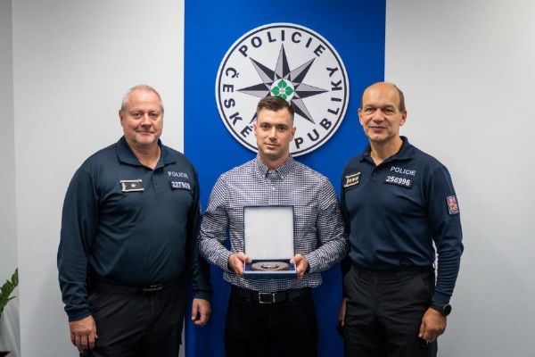 Muž, který po pádu policejního vozu do Vltavy pomohl dvěma policistům, převzal ocenění