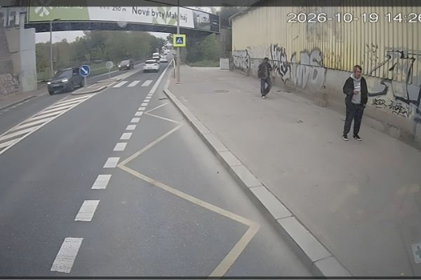 GIBS hledá svědky nehody policejního vozu v Praze 10. Zveřejnila snímky dvou mužů