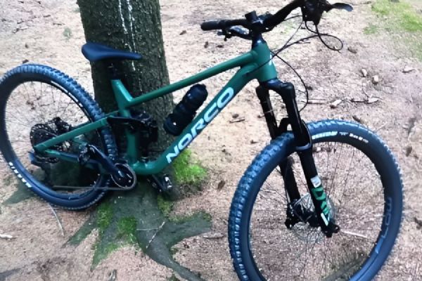 Ze zahradního domku v Novém Městě zmizelo kolo za 70 tisíc. Policie hledá svědky