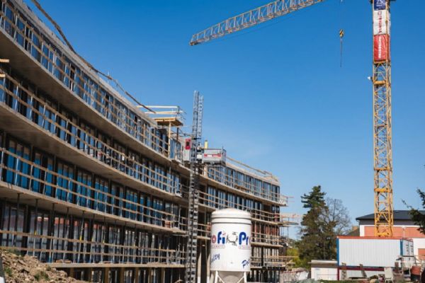 Stavba kolejí VŠPJ v Jihlavě se opět zastavila. Soud vrátil řízení k dalšímu projednání