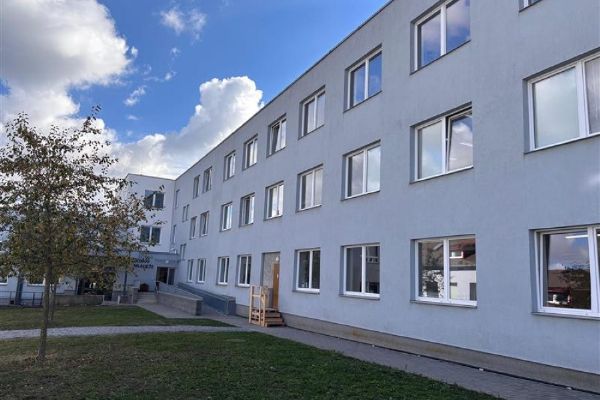 V Třebíči dokončili modernizaci domova mládeže. Nabízí 75 lůžek i bezbariérové zázemí