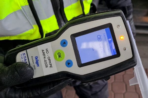 Motorkář u Štoků vyjel ze silnice I/38 a narazil do propustku. Dechová zkouška ukázala 1,19 promile