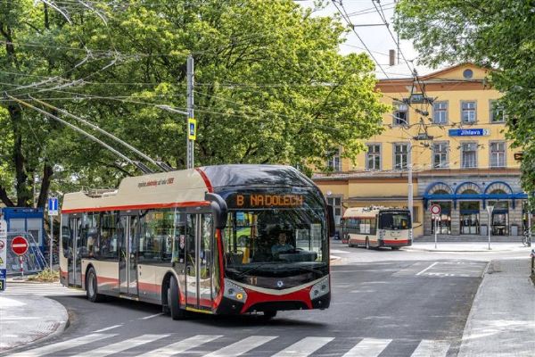 Jihlava převzala první tři parciální trolejbusy. Letos pořizuje 20 nových vozů