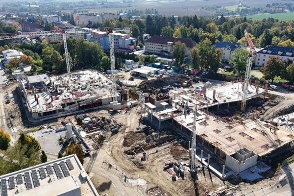 U jihlavské nemocnice nakonec vznikne parkovací dům se 704 místy. Kvůli navýšení kapacity se jeho otevření posouvá