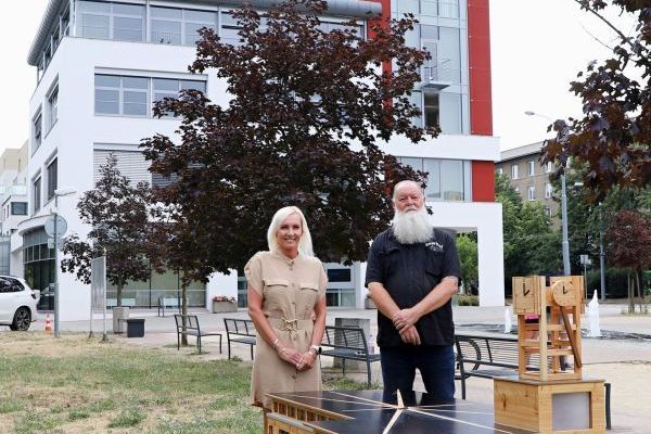 Hmyzí domek v podobě radnice na Slovanech