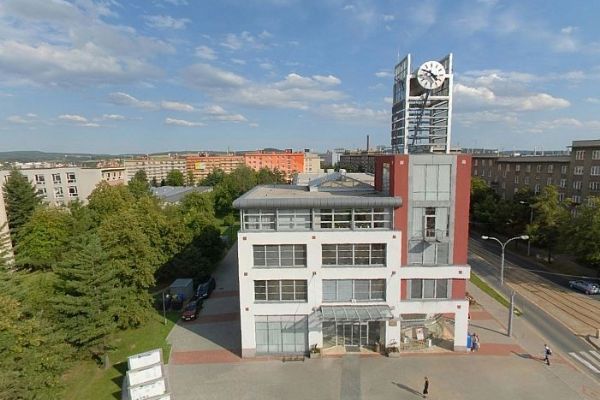 Kvůli žhářským útokům budou z ulice Sládkova dočasně odstraněny nádoby na tříděný odpad